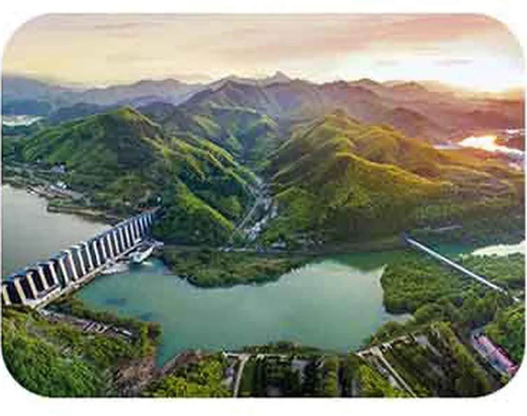 Sistem solar lângă un lac de acumulare