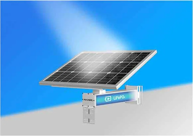 Panou solar și sistem cu acumulator LiFePO4 în lumină naturală puternică